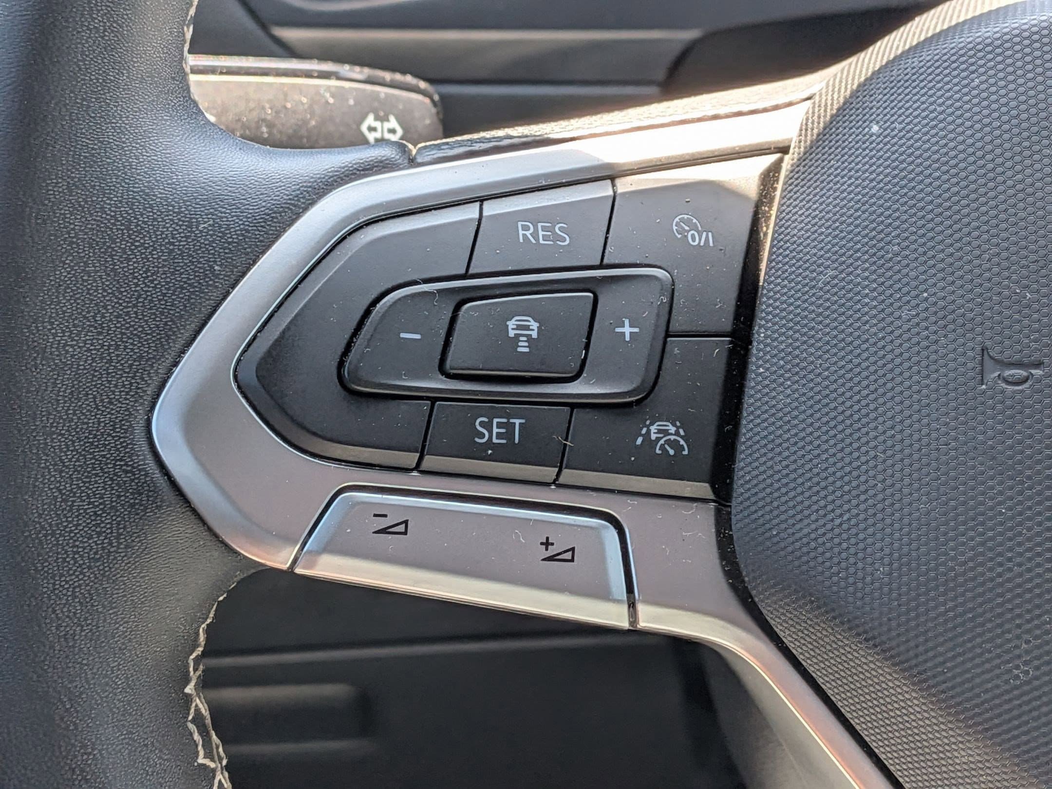 Used 2023 Volkswagen Tiguan SEL R-Line AWD/4WD image 19