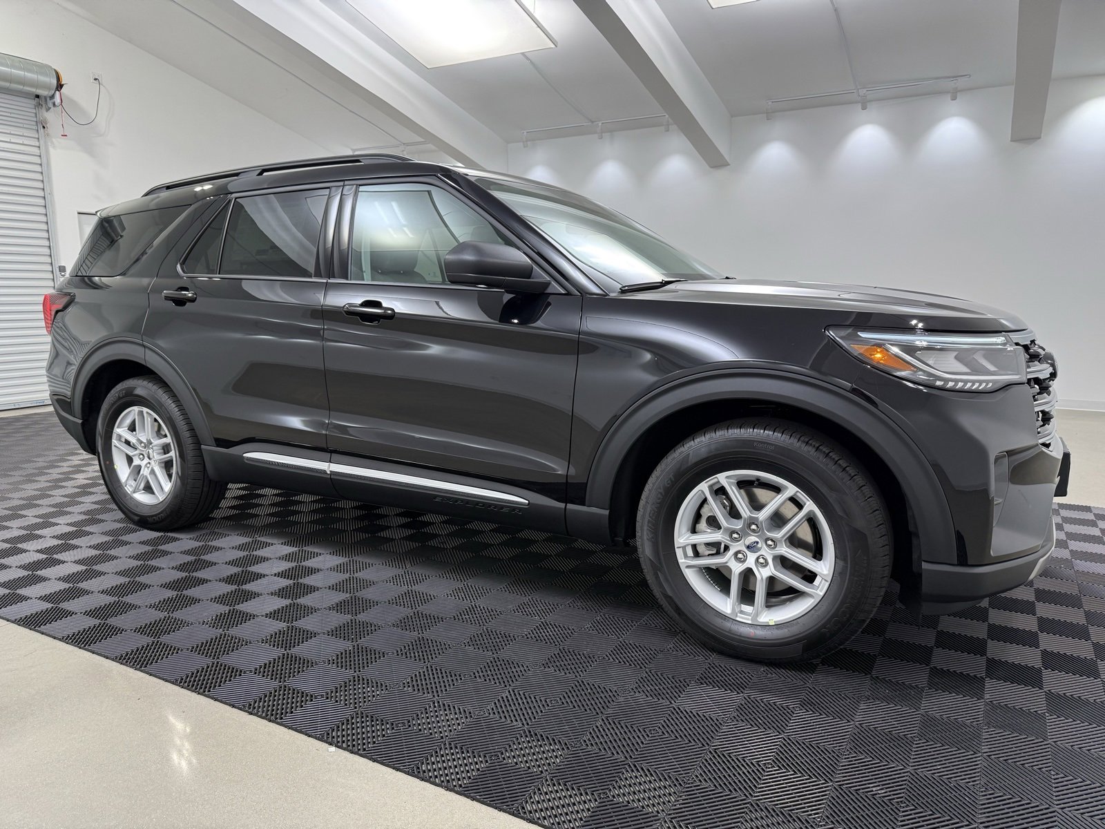 Used 2025 Ford Explorer Active w/ Active Comfort Package image 1