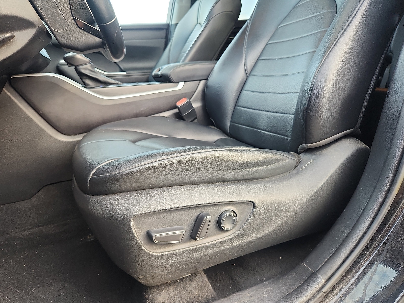 Used 2021 Toyota Highlander XLE AWD/4WD image 23