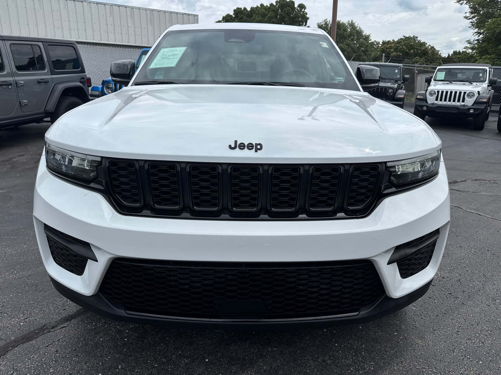 Used 2024 Jeep Grand Cherokee Altitude AWD/4WD image 2