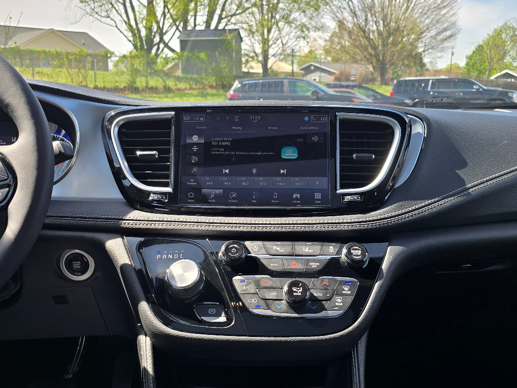 Used 2025 Chrysler Pacifica Limited FWD image 16