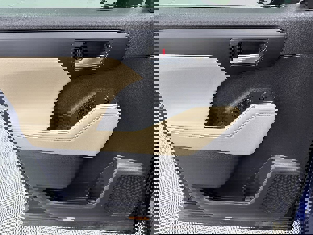 Used 2023 Toyota Highlander XLE image 9