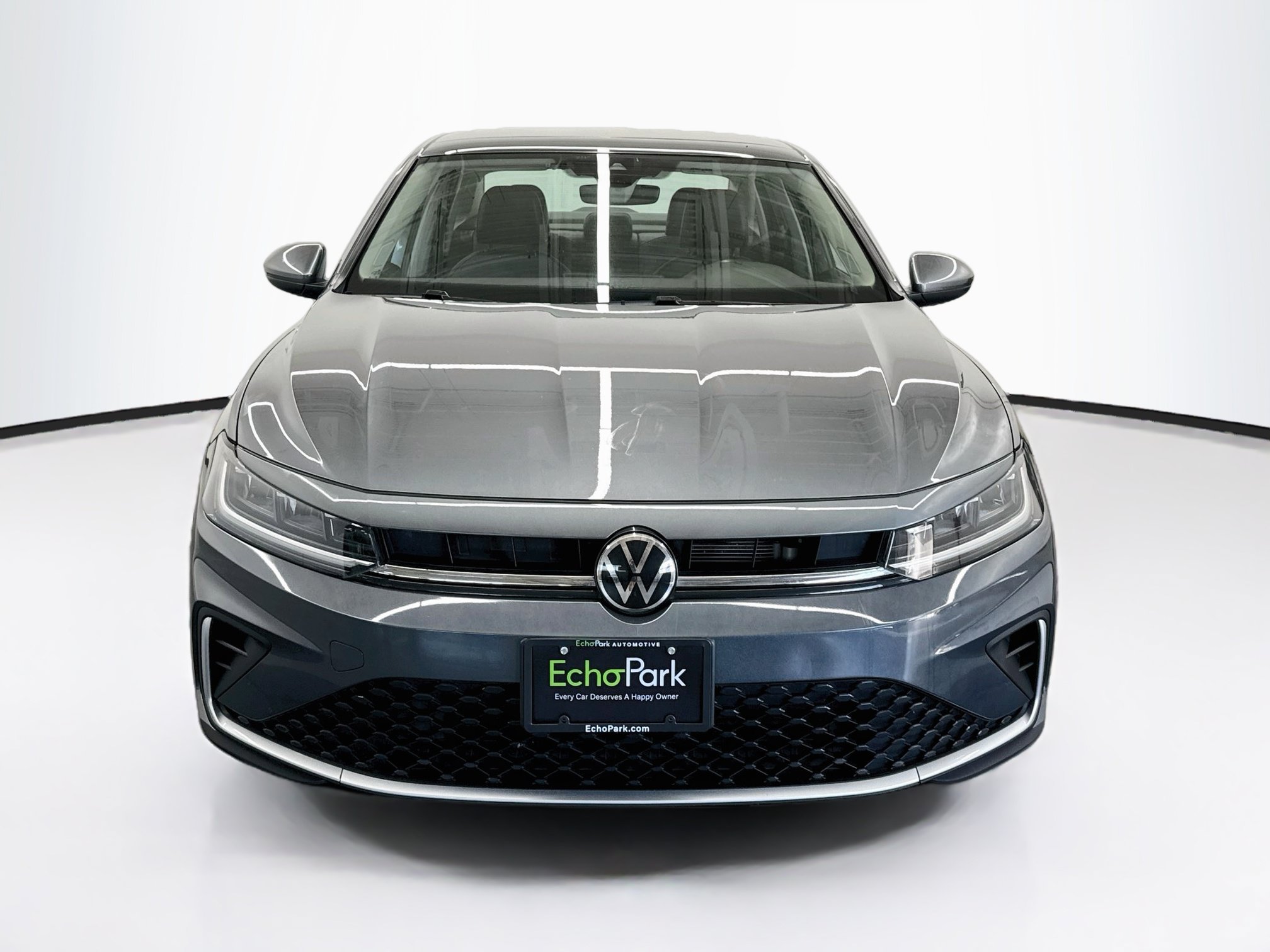 Used 2025 Volkswagen Jetta SE FWD image 2