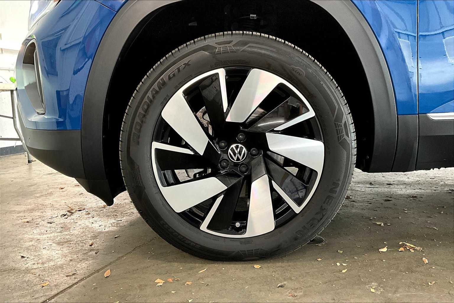 Used 2025 Volkswagen Atlas Cross Sport SEL image 12