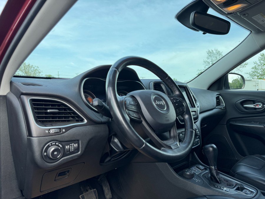 Used 2019 Jeep Cherokee Trailhawk AWD/4WD image 14