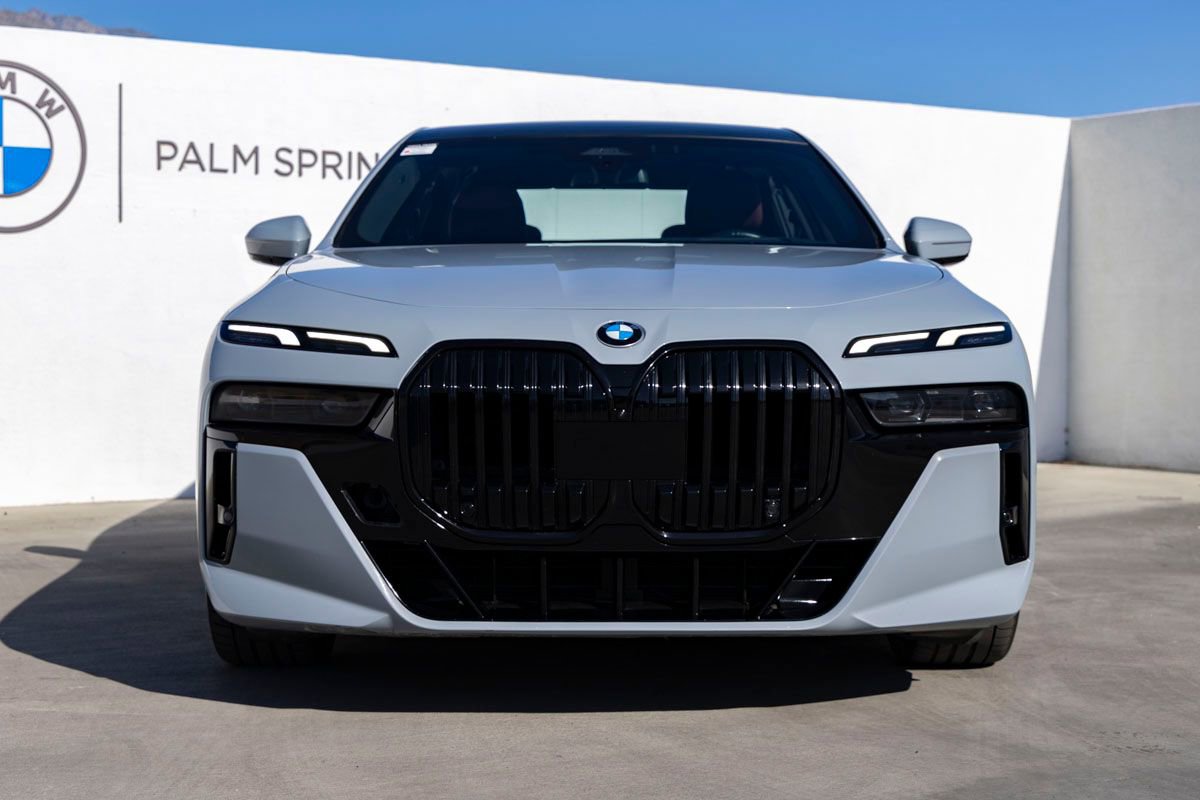 Used 2023 BMW 740i w/ Parking Assistance Package RWD image 4
