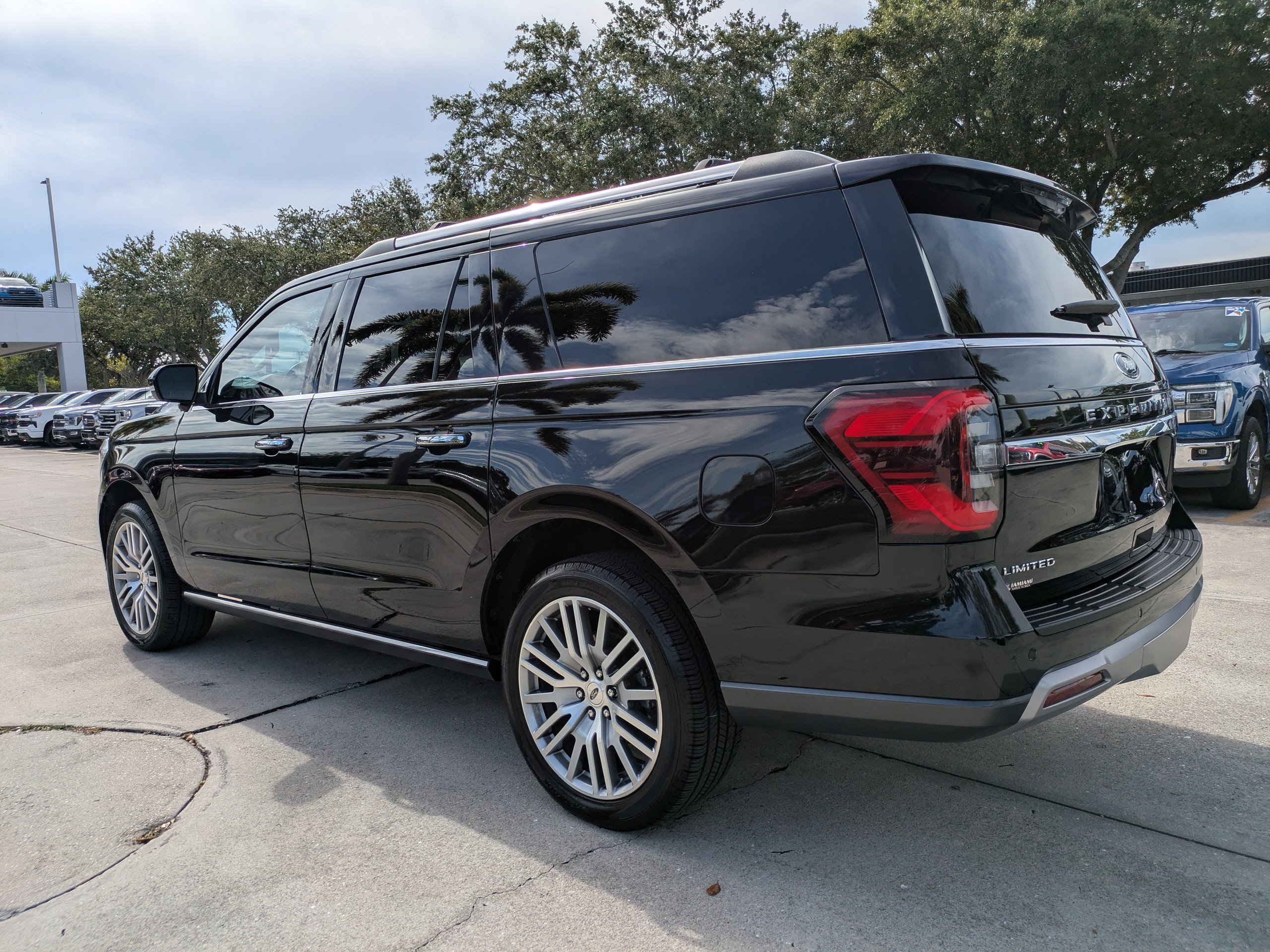 Certified 2022 Ford Expedition Max Limited AWD/4WD image 6