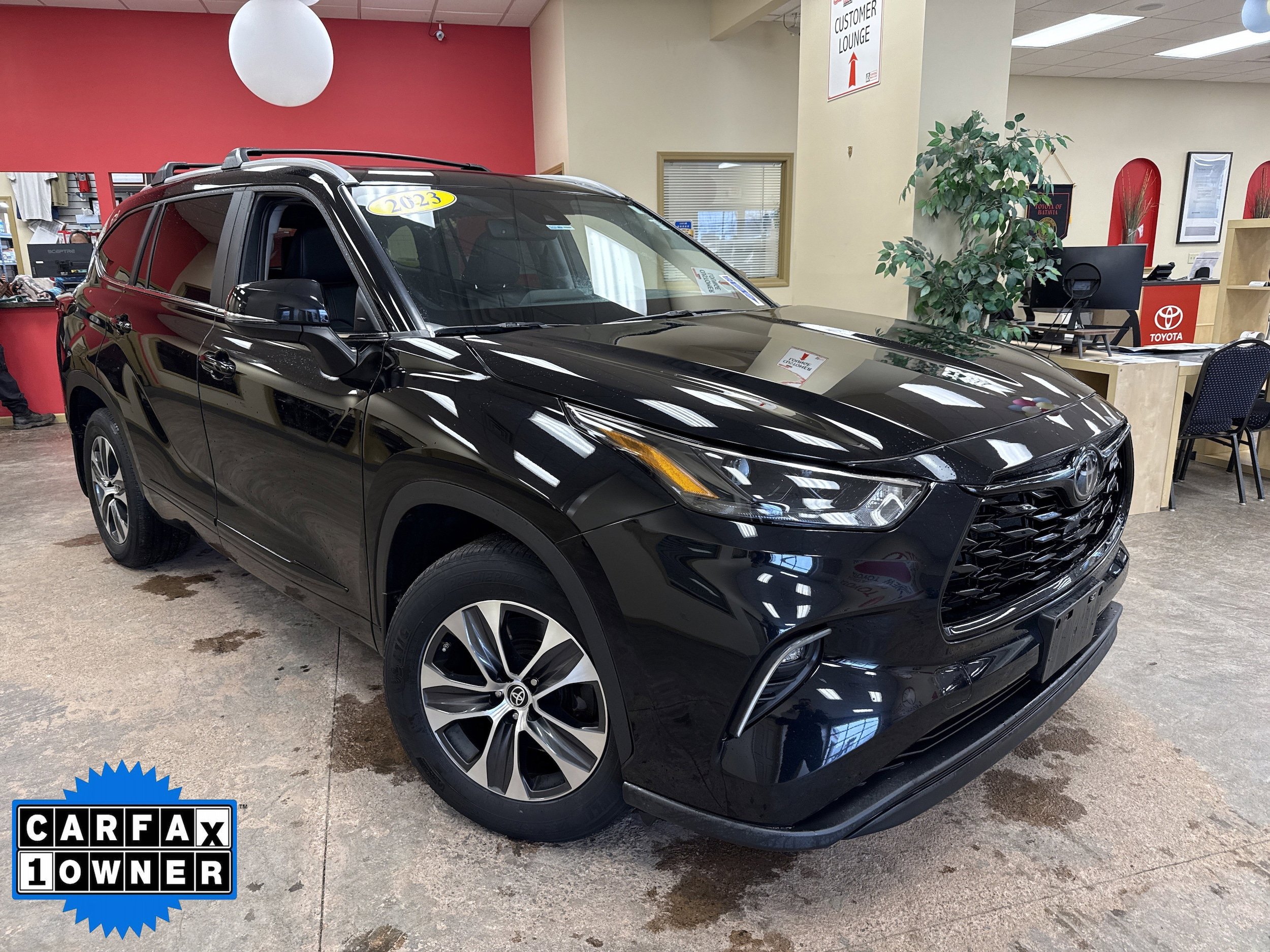 Used 2023 Toyota Highlander XLE AWD/4WD image 1