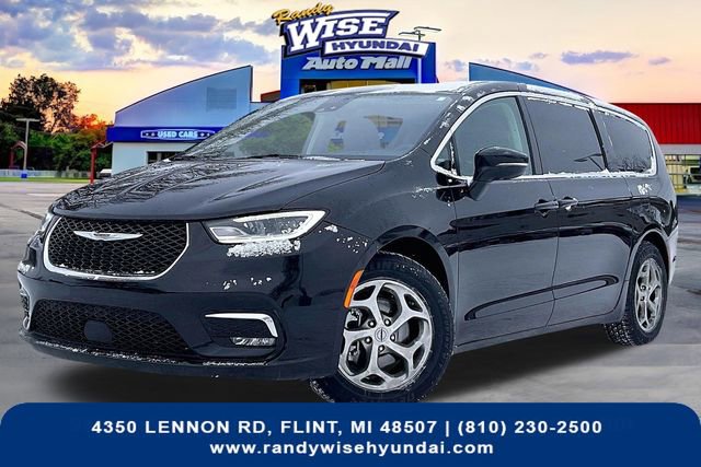 Used 2024 Chrysler Pacifica Limited image 2