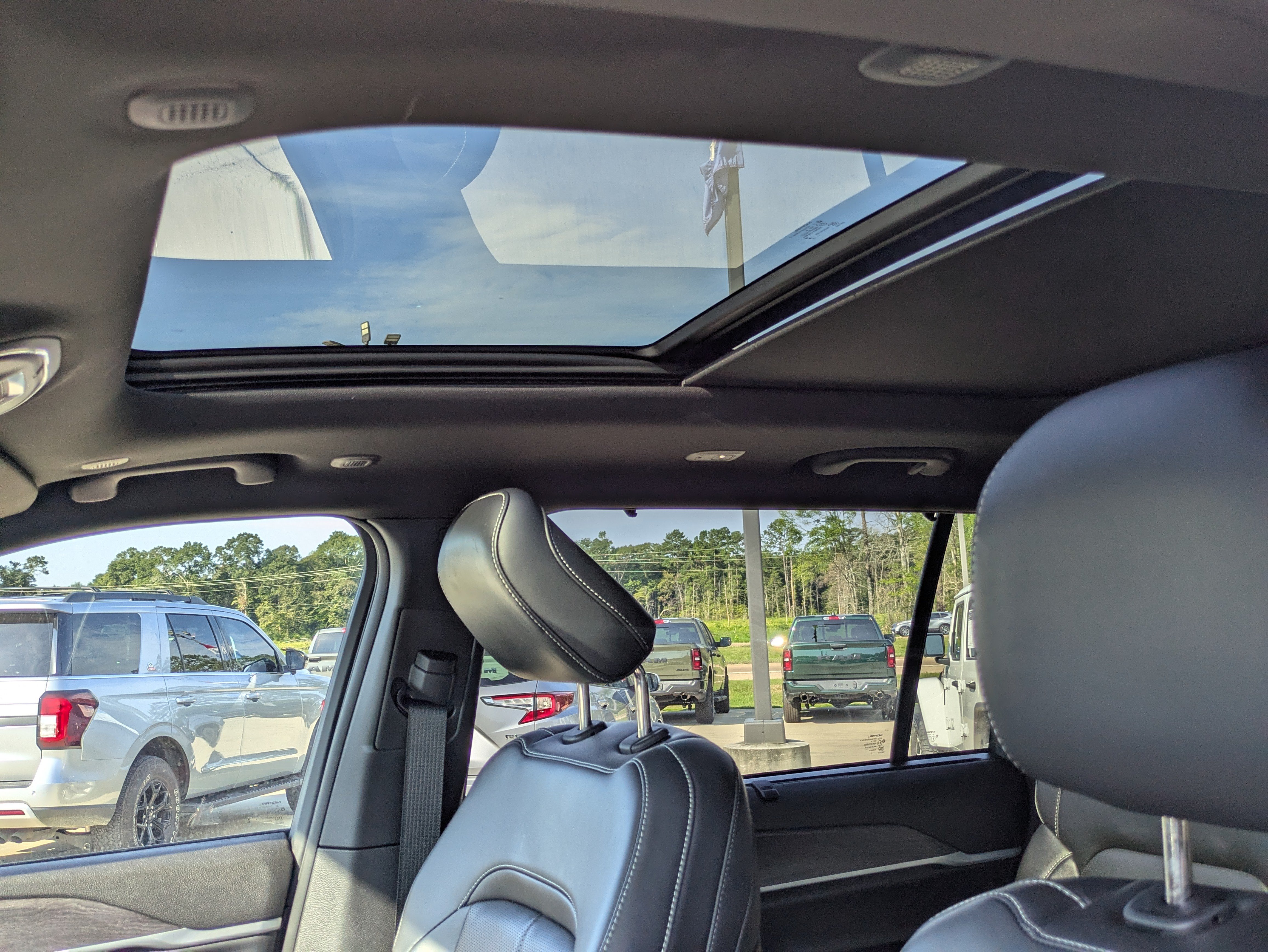 Used 2025 Jeep Grand Cherokee L Limited w/ Luxury Tech Group II AWD/4WD image 6