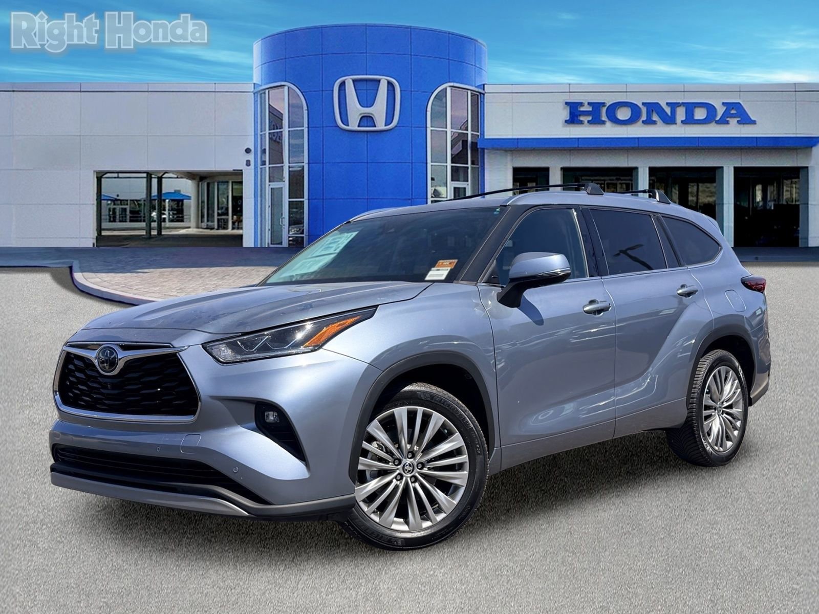 Used 2020 Toyota Highlander Platinum FWD image 2