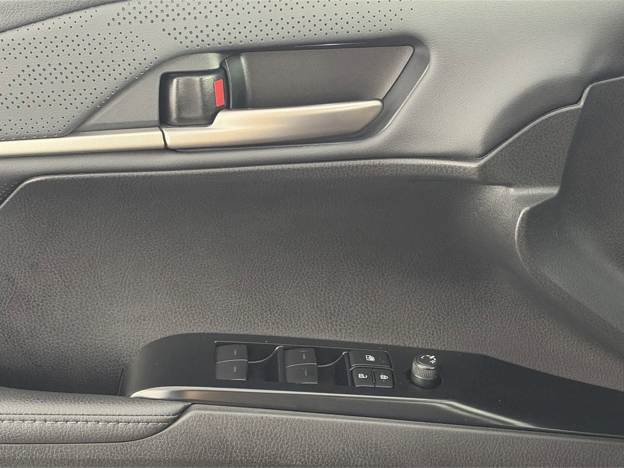 Used 2025 Toyota Camry XSE FWD image 17