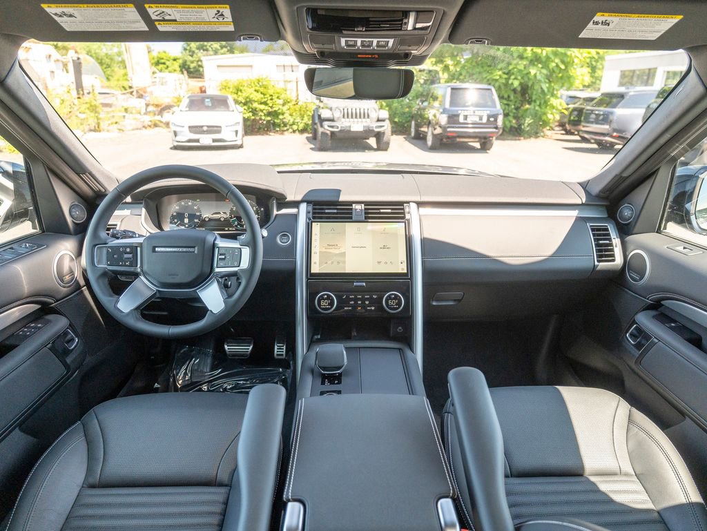 New 2025 Land Rover Discovery Dynamic SE image 16