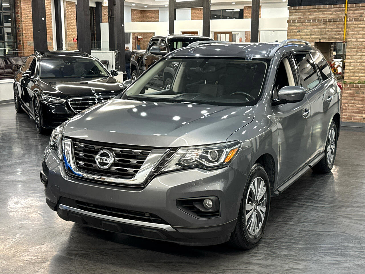 Used 2019 Nissan Pathfinder SV image 4