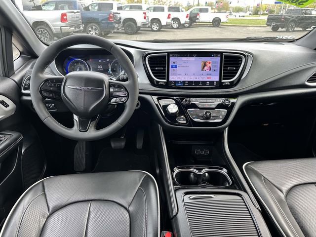 Used 2025 Chrysler Pacifica Limited FWD image 9