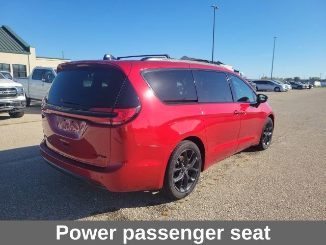 Used 2025 Chrysler Pacifica Limited image 14