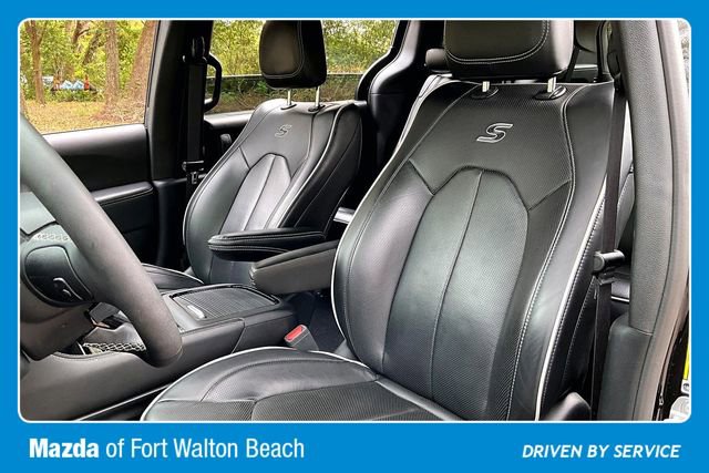 Used 2025 Chrysler Pacifica Limited image 18