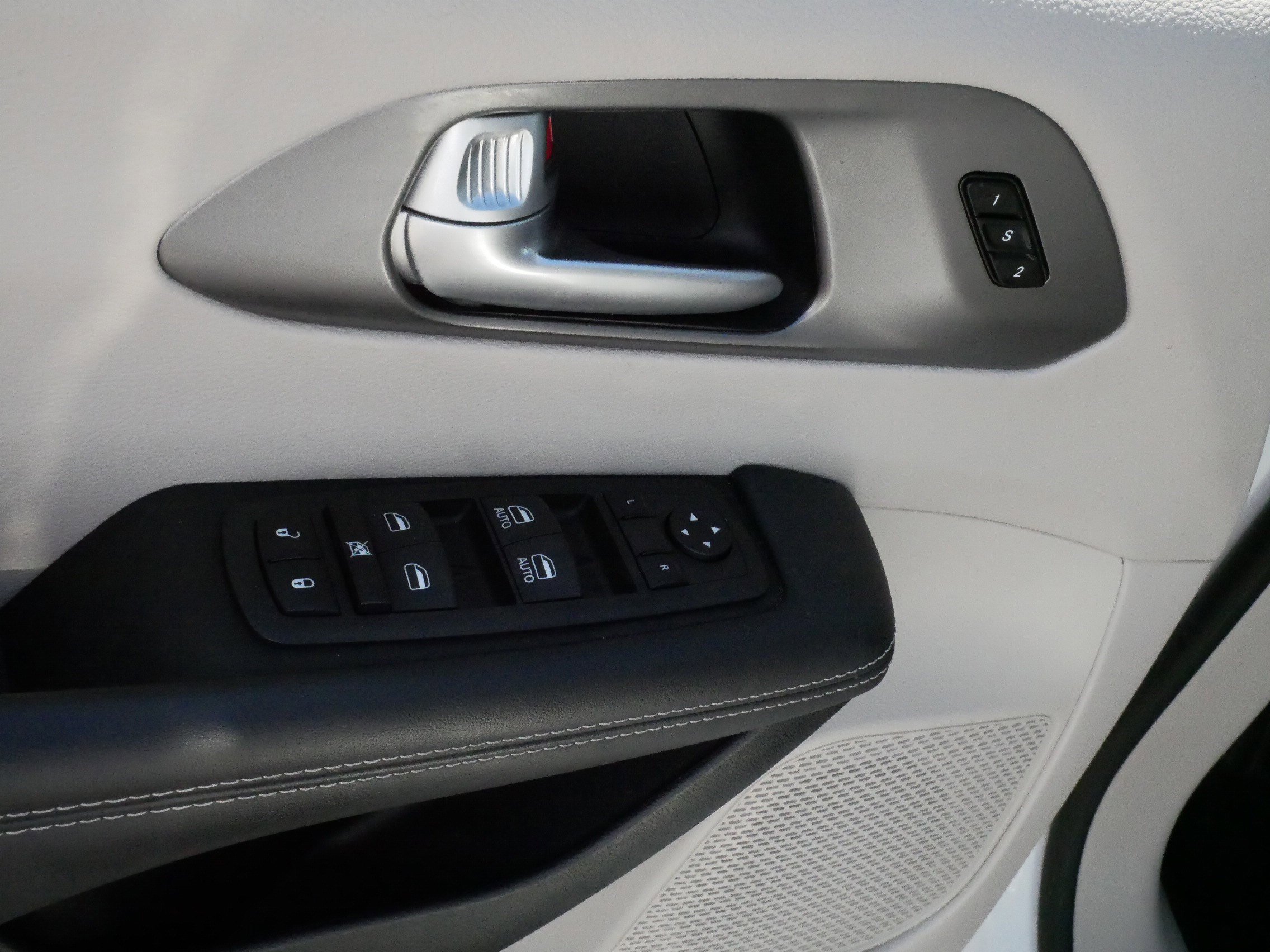 Used 2023 Chrysler Pacifica Touring-L FWD image 18