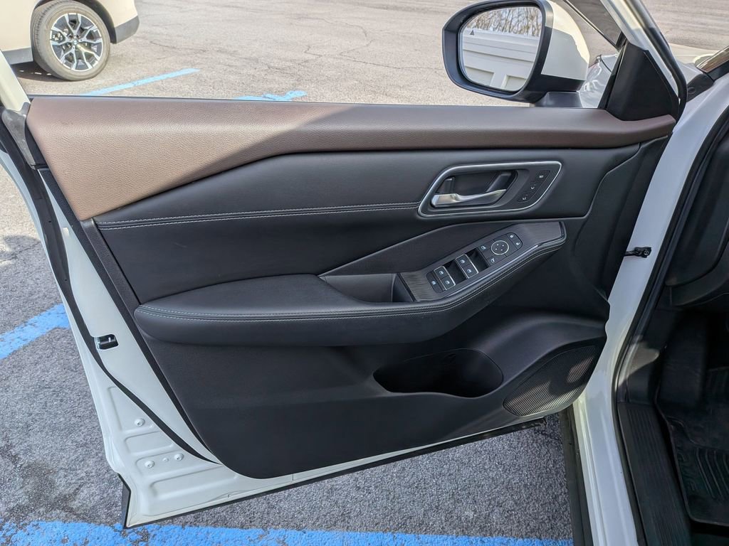 Used 2023 Nissan Rogue Platinum w/ Platinum Premium Package image 7