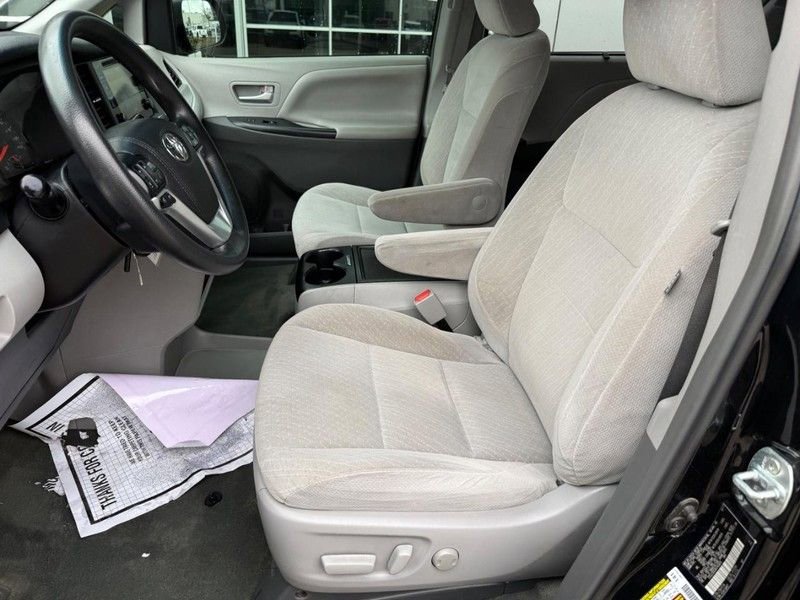 Used 2017 Toyota Sienna LE image 17