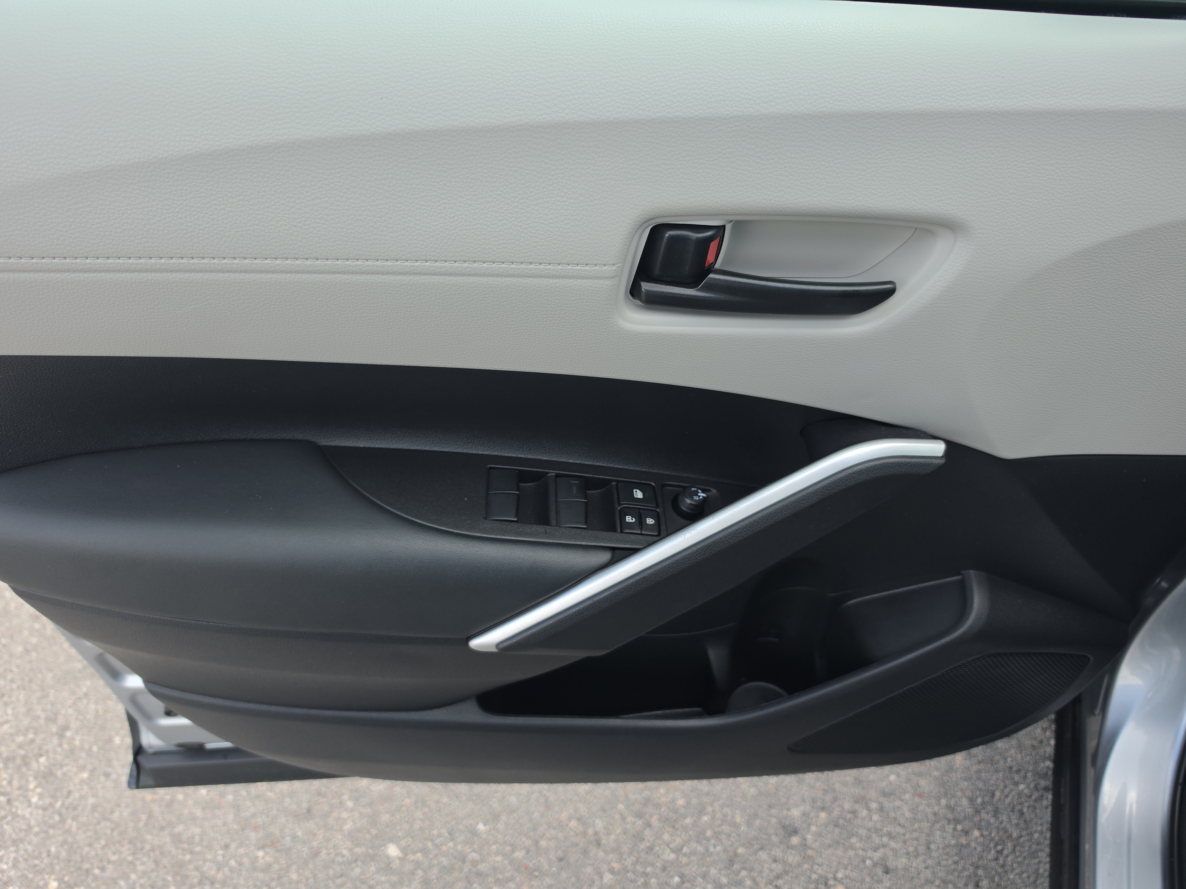 Used 2025 Toyota Corolla Cross L FWD image 18