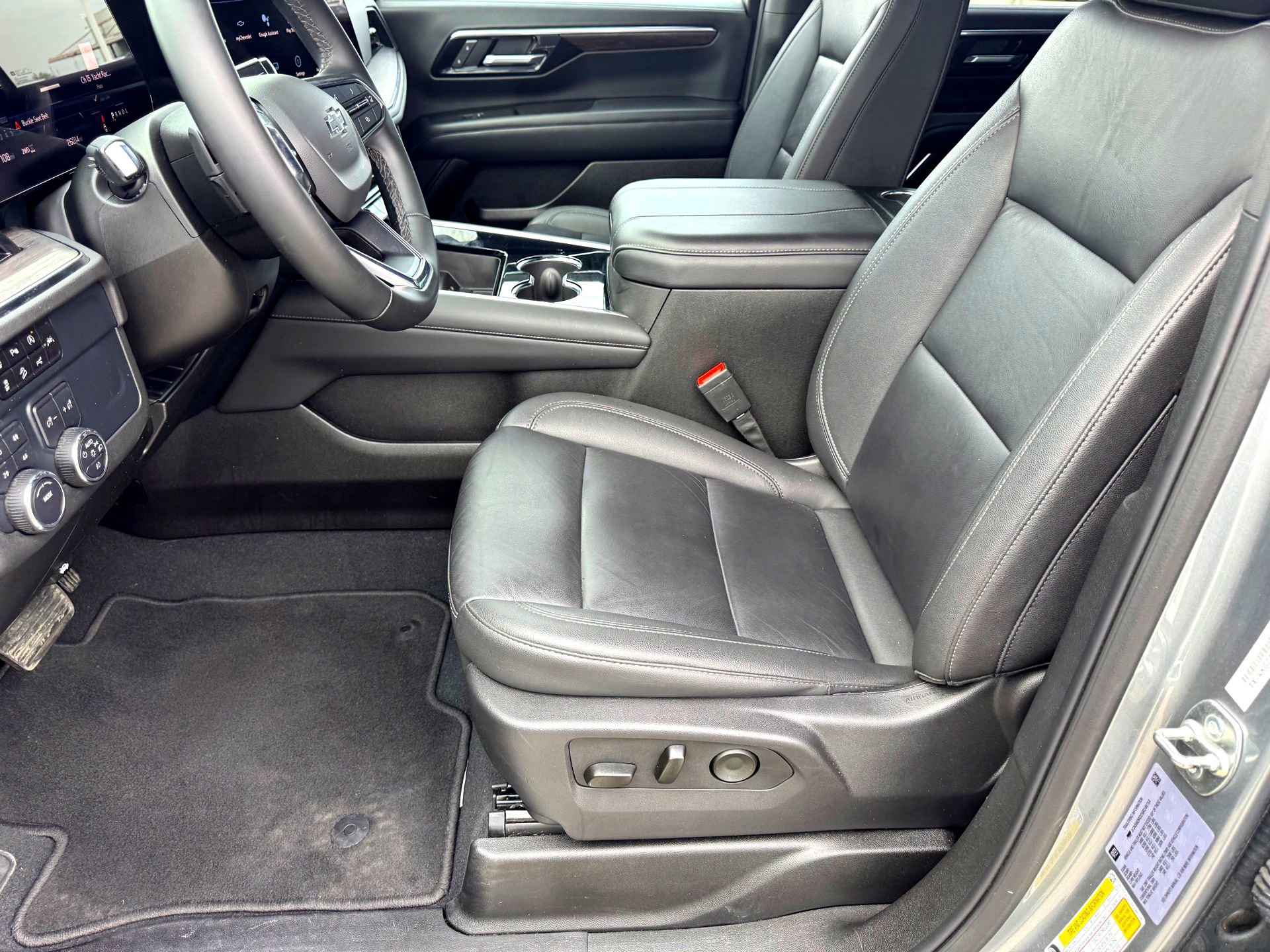 Used 2025 Chevrolet Suburban Z71 AWD/4WD image 12
