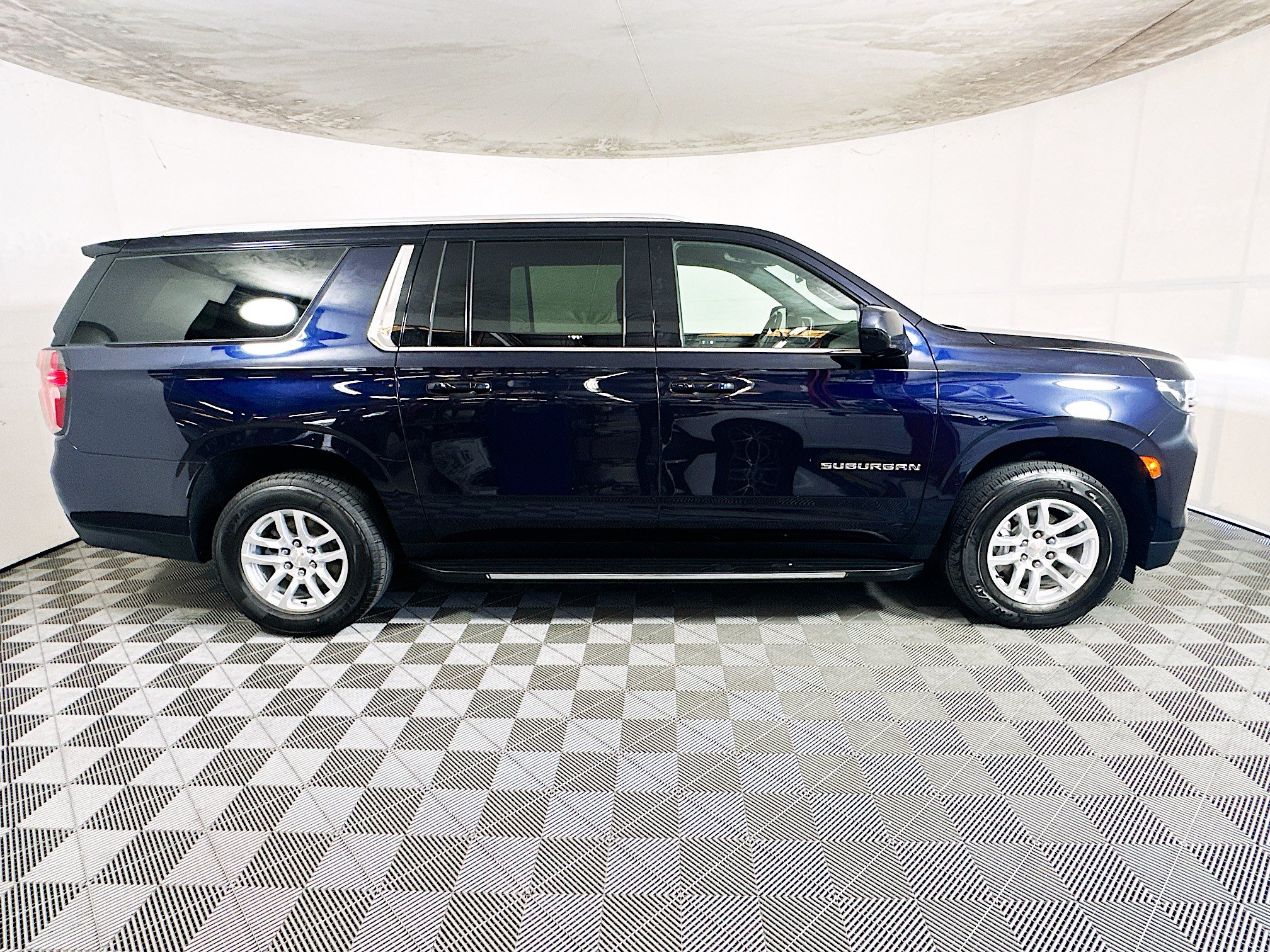 Used 2023 Chevrolet Suburban LT AWD/4WD image 2