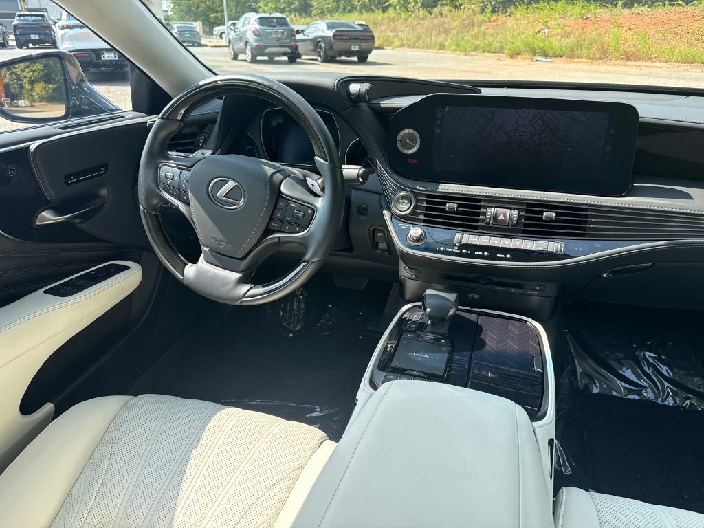 Used 2022 Lexus LS 500 w/ Interior Upgrade Package RWD image 14