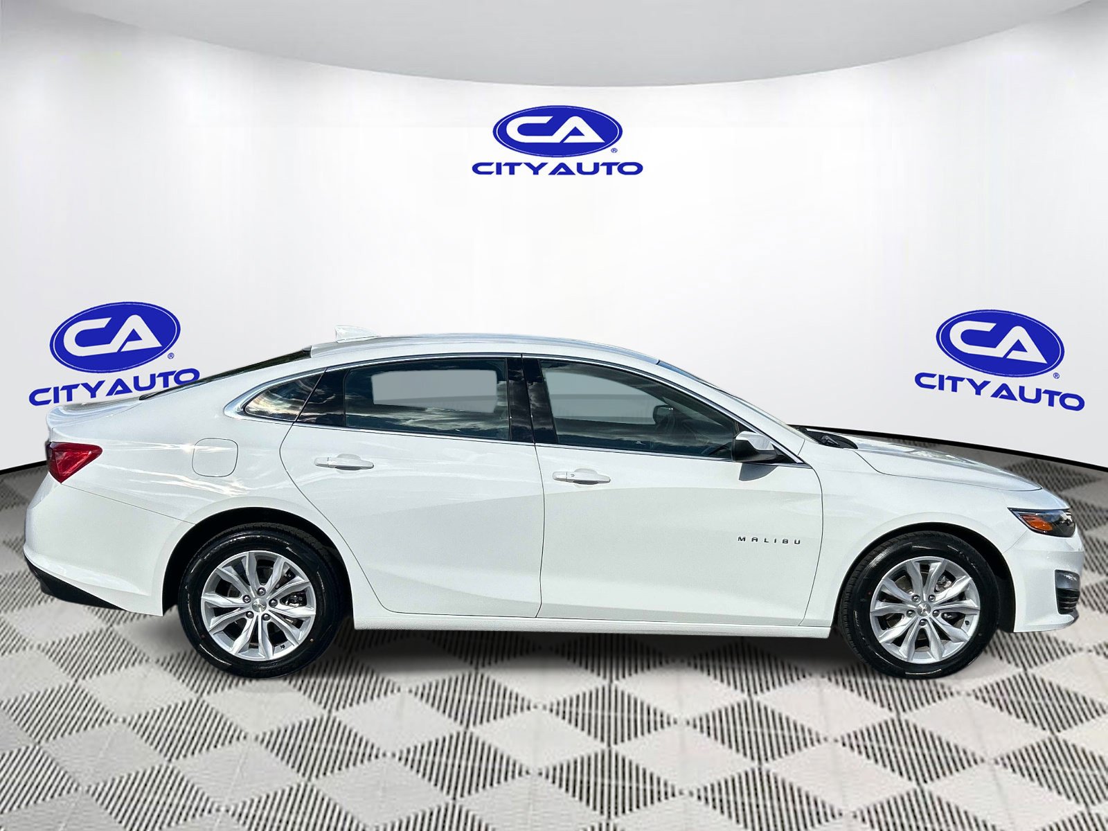 Used 2025 Chevrolet Malibu LT FWD image 2