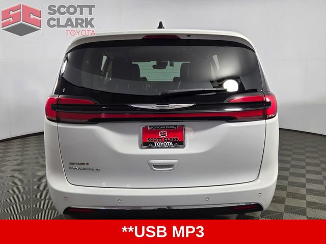 Used 2023 Chrysler Pacifica Touring-L FWD image 6