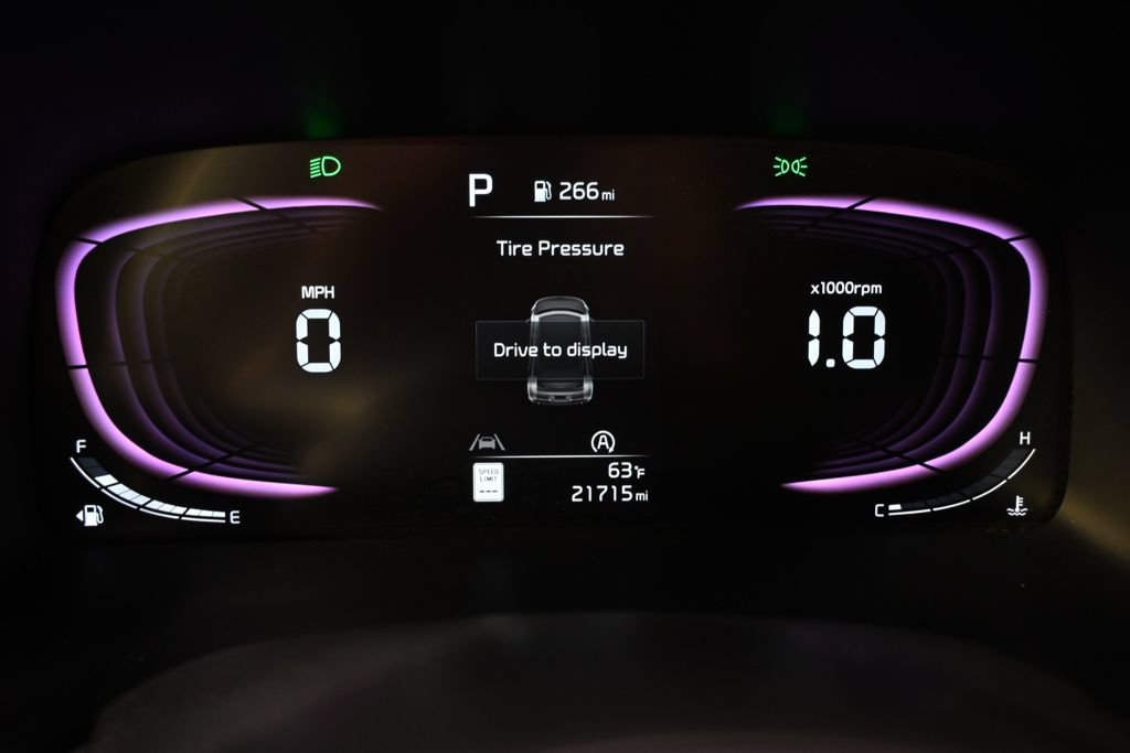 Used 2025 Kia Soul LX w/ LX Technology Package FWD image 25
