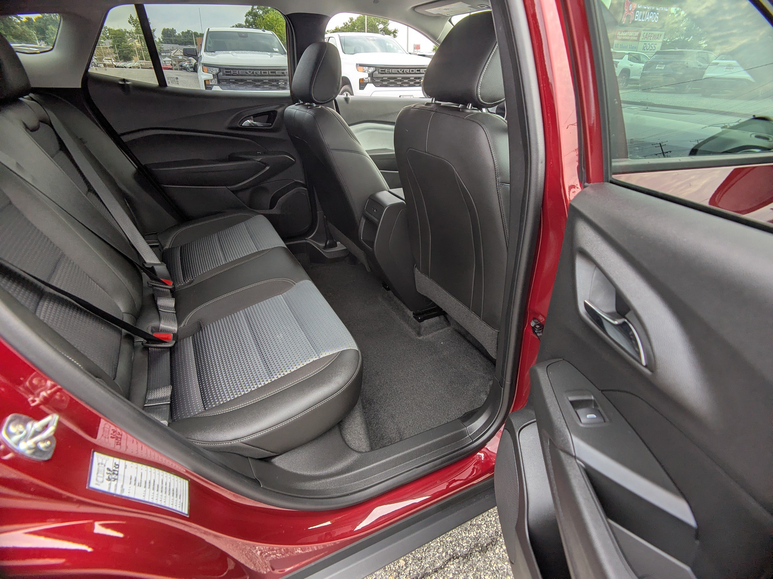 Used 2025 Chevrolet Trax LT w/ LT Convenience Package FWD image 13