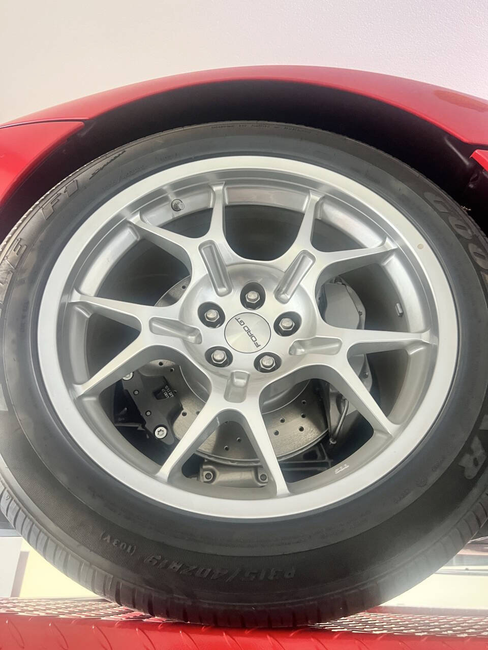 Used 2005 Ford GT RWD image 23
