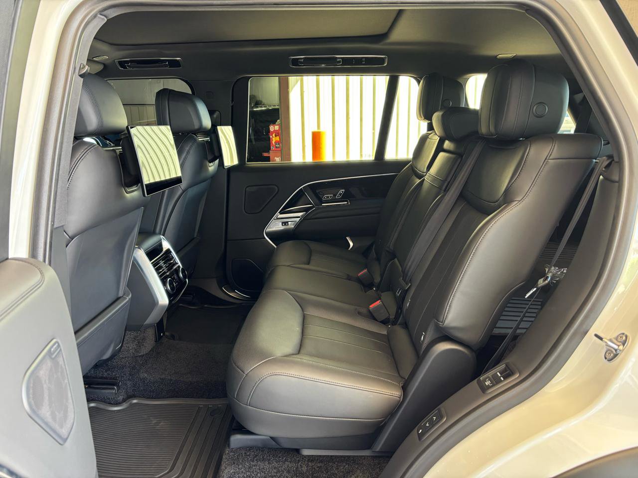 Used 2025 Land Rover Range Rover Long Wheelbase SE image 24