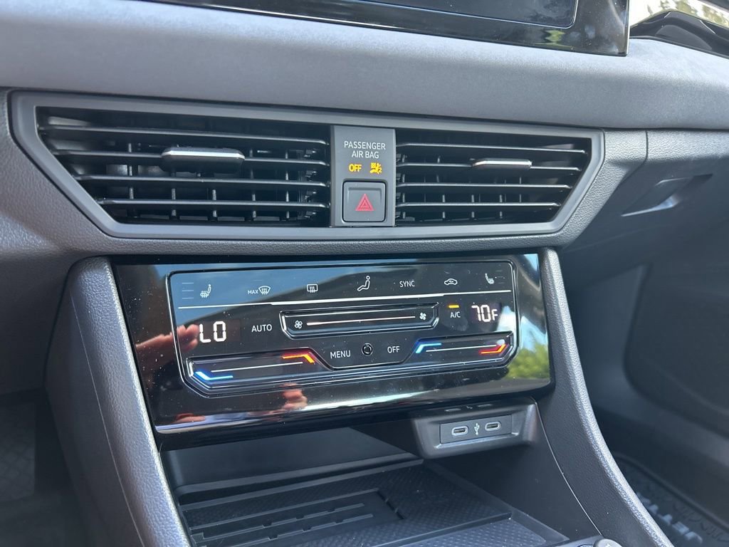 Used 2025 Volkswagen Jetta SE w/ Sunroof Package image 36