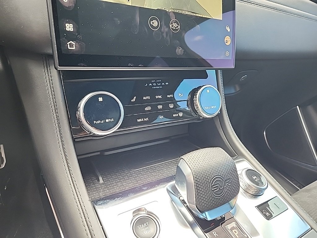 Used 2021 Jaguar F-PACE SVR image 32