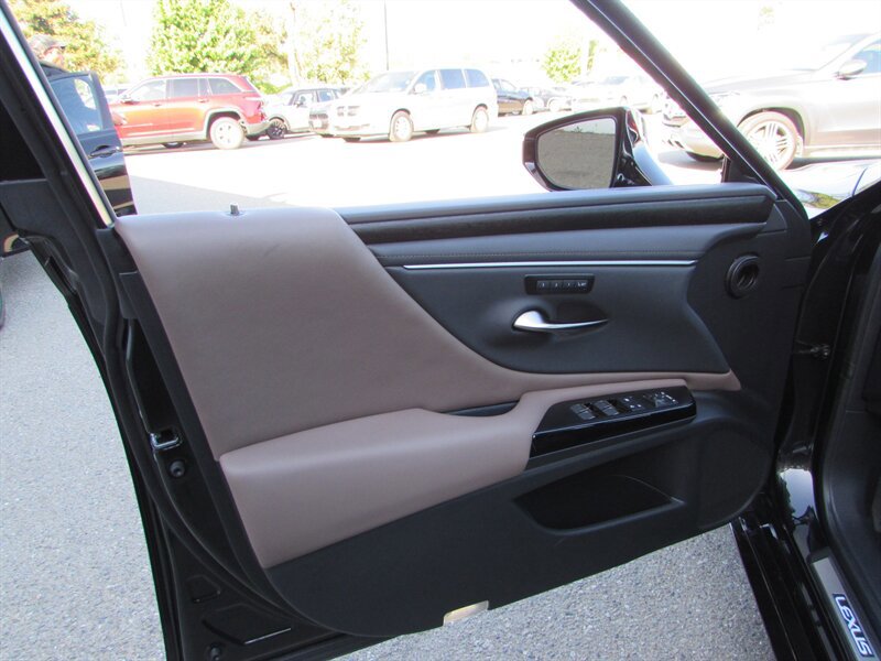 Used 2025 Lexus ES 300h w/ Premium Package FWD image 5