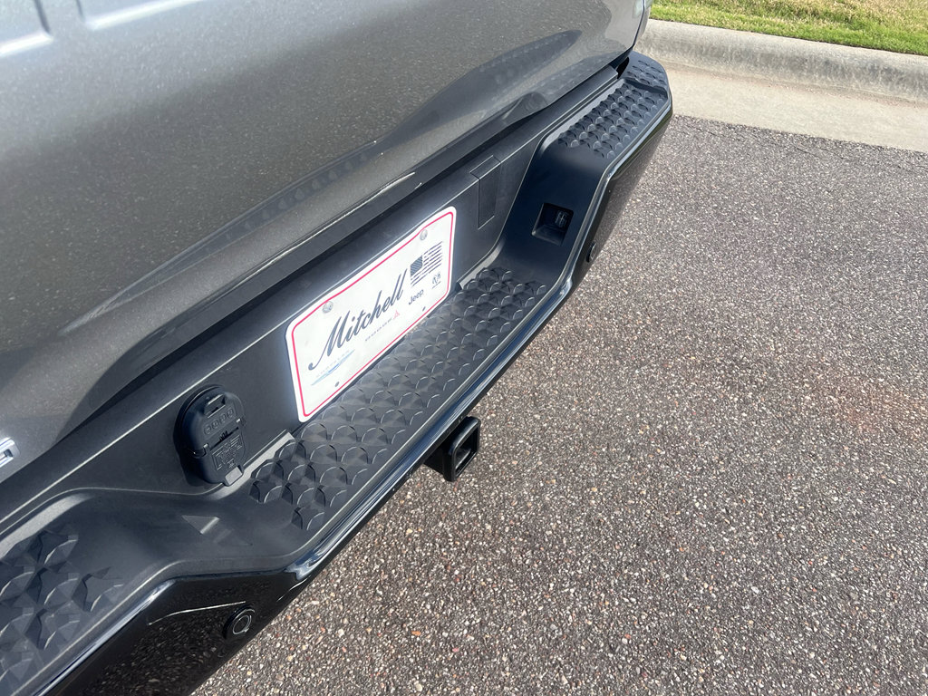 Used 2024 Chevrolet Colorado Z71 w/ Z71 Convenience Package 2 image 4