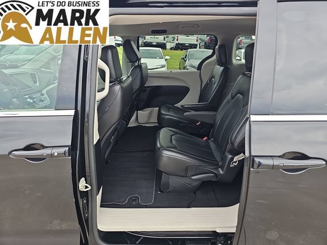 Used 2023 Chrysler Pacifica Touring-L FWD image 24