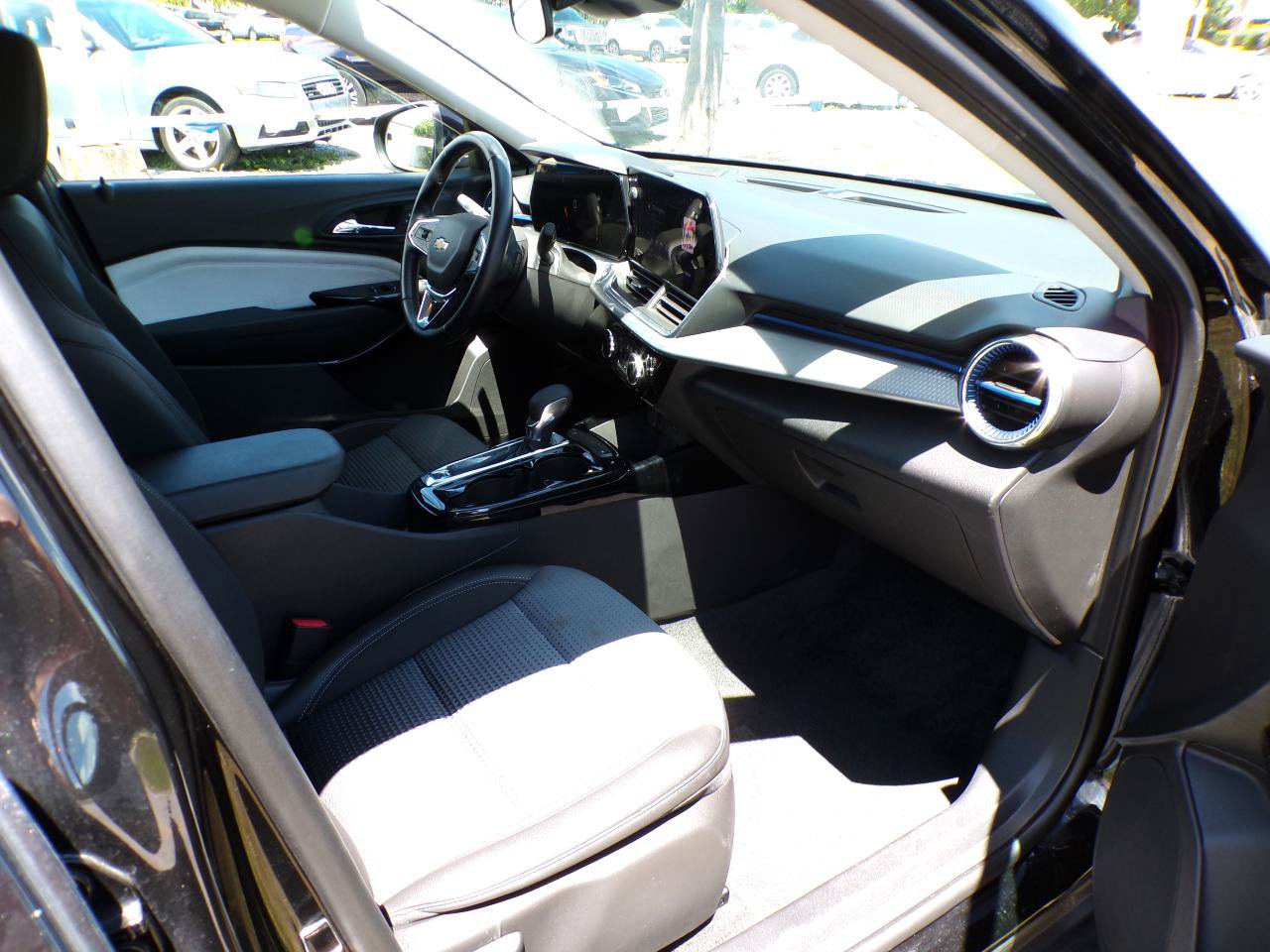 Used 2025 Chevrolet Trax LT w/ LT Convenience Package FWD image 14