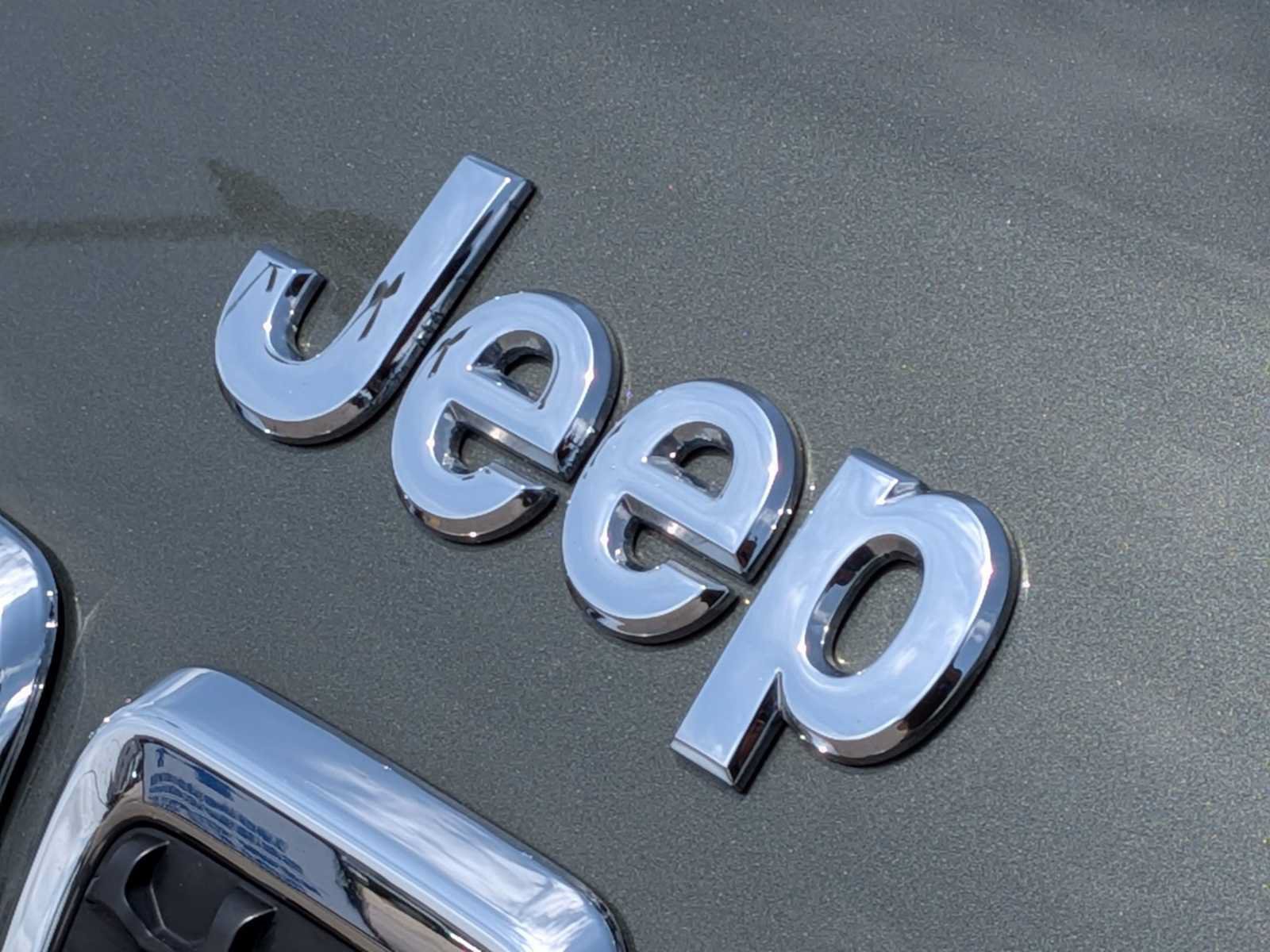 Used 2019 Jeep Cherokee Overland w/ Technology Group AWD/4WD image 11