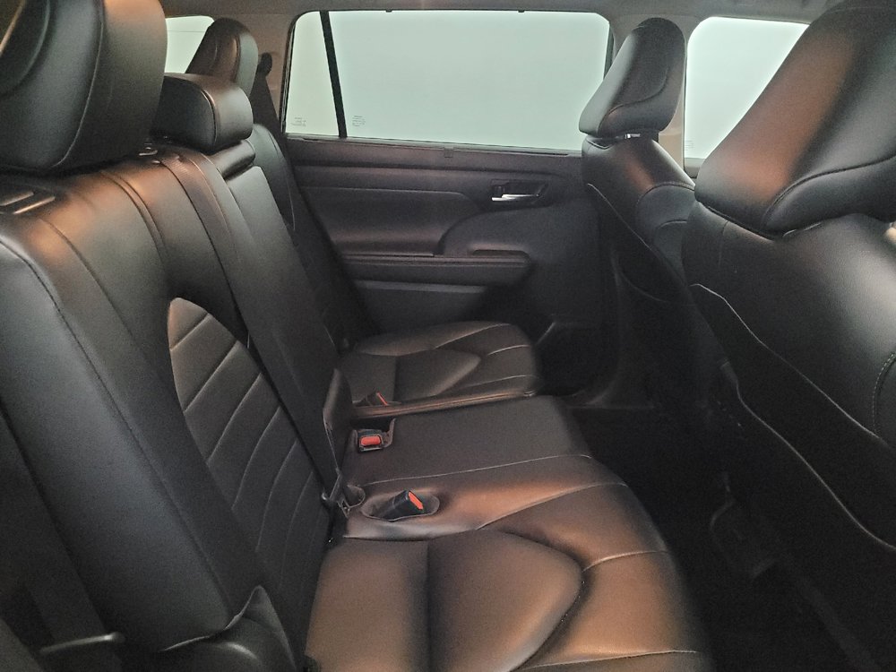 Used 2022 Toyota Highlander XLE AWD/4WD image 19