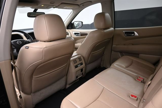 Used 2017 Nissan Pathfinder Platinum FWD image 2