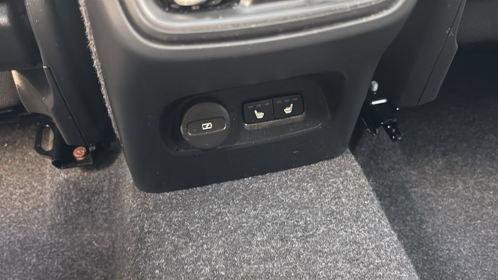 Certified 2025 Volvo XC40 B5 Plus AWD/4WD image 9