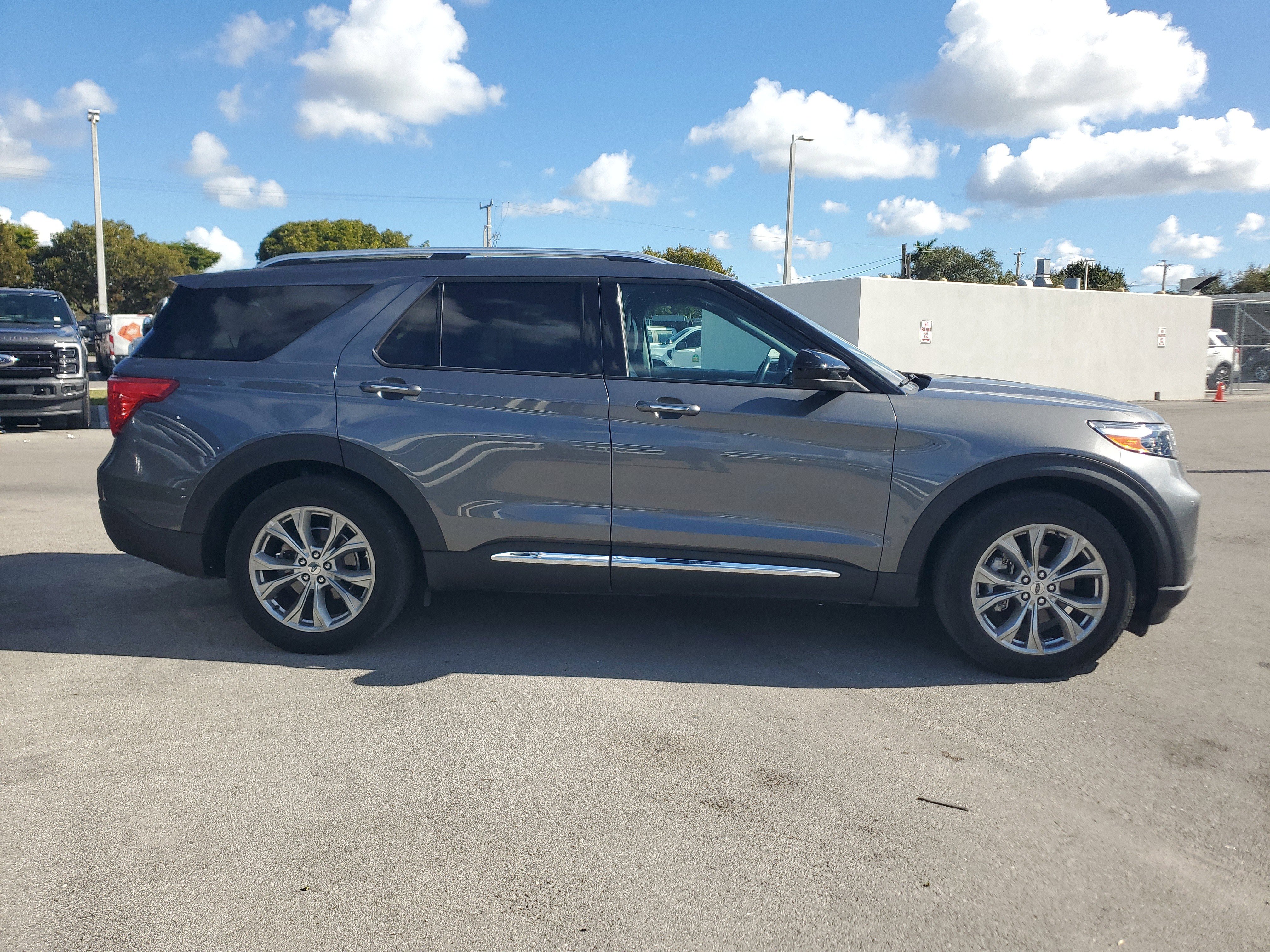 Used 2023 Ford Explorer Limited image 4