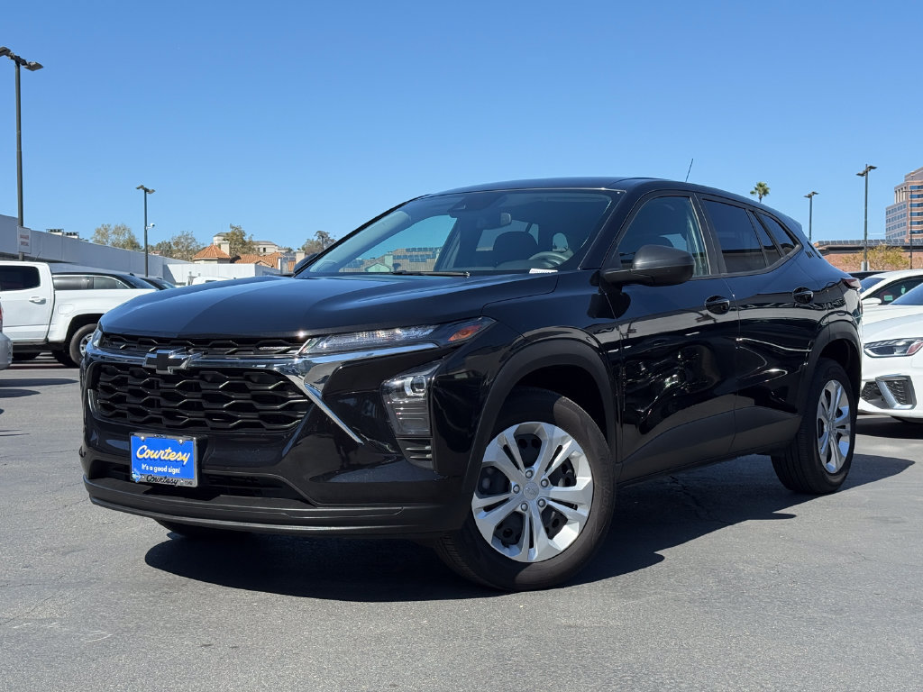 Used 2024 Chevrolet Trax LS w/ Driver Confidence Package FWD image 2