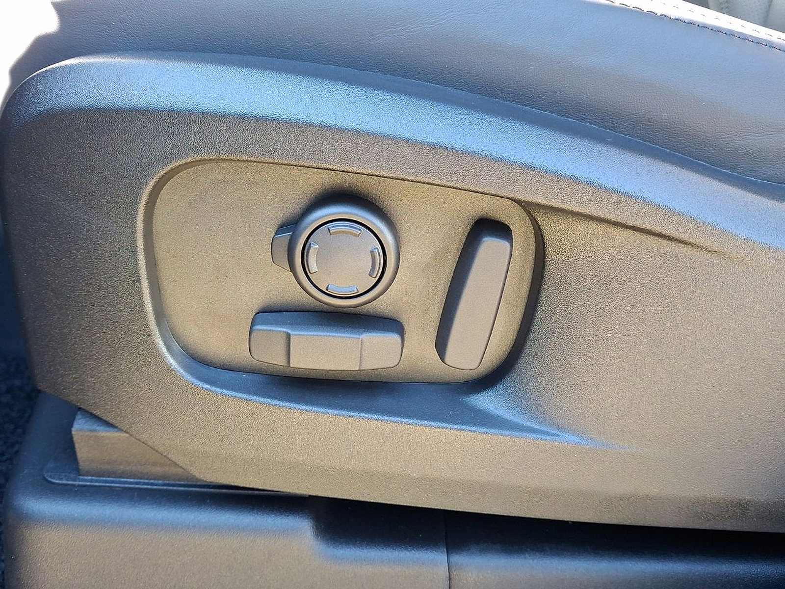 New 2025 Land Rover Defender 110 X-Dynamic SE image 18