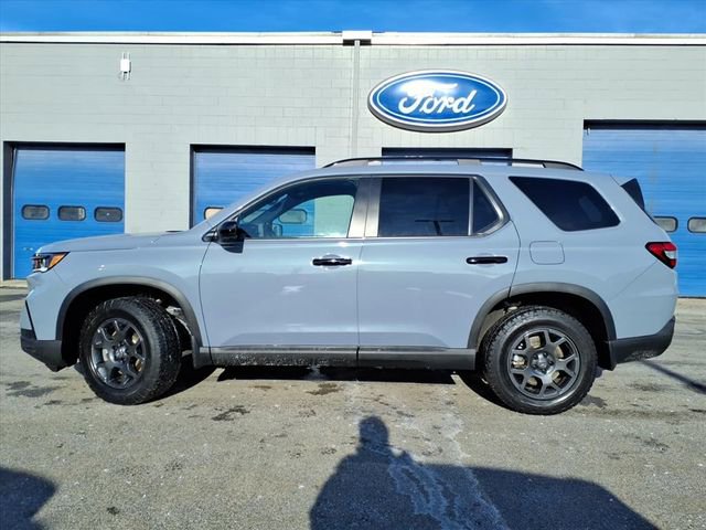 Used 2025 Honda Pilot TrailSport image 2