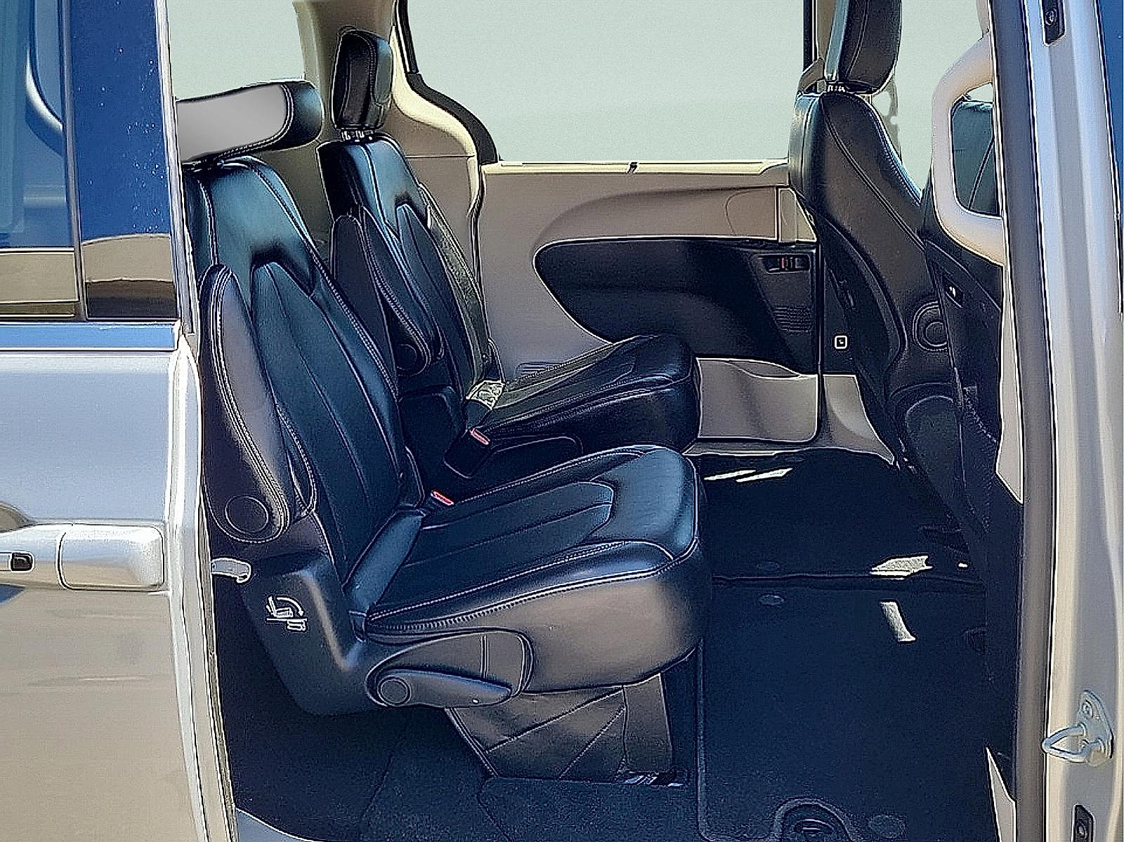 Used 2024 Chrysler Pacifica Touring-L FWD image 11