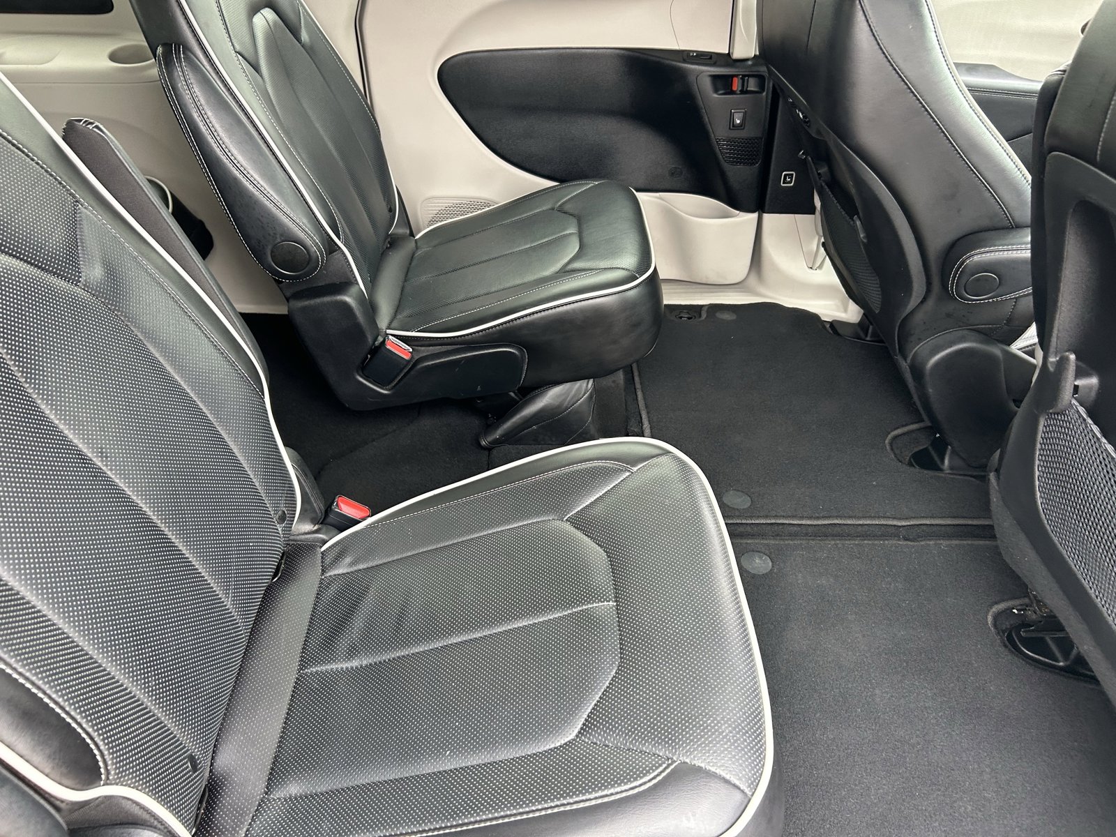 Used 2024 Chrysler Pacifica Limited FWD image 14